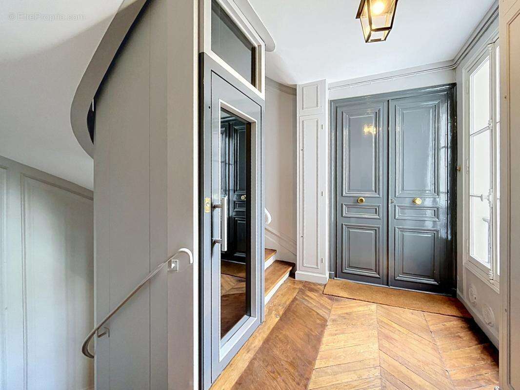 Appartement à PARIS-8E