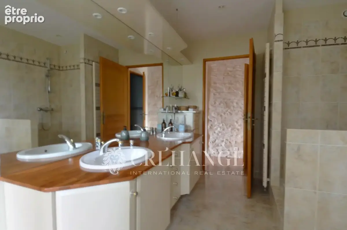 Maison de 200m² - 6 pièces - Dépendances - photo 12