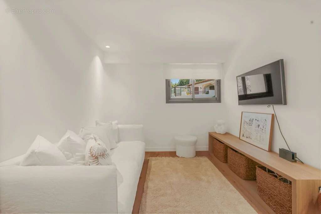Le Cannet - Quartier résidentiel - Elégante villa de plain-pied avec jardin luxuriant , piscine. Calme absolu - photo 24