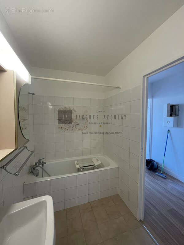 Studio - 32 m2 - Avec cave et emplacement de parking - photo 2