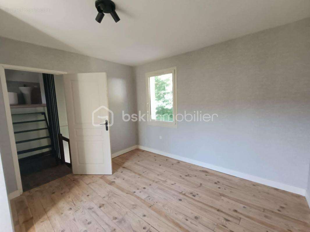 Maison de Ville de type 4 de 105 m2 entièrement Rénovée avec 2 Terrasses - photo 15