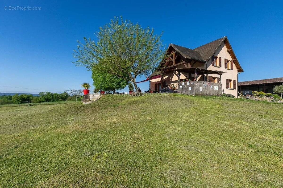 Maison à SAINT-VICTOR-DE-MORESTEL