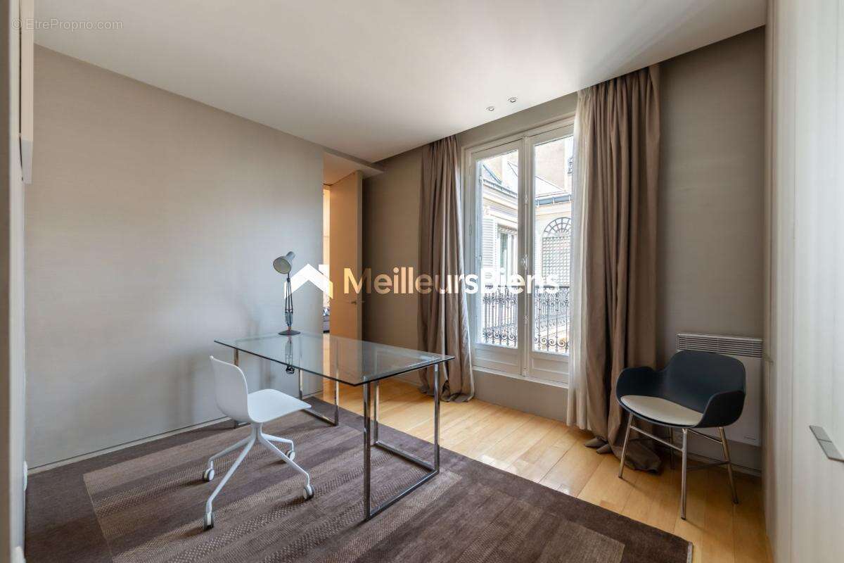 Une adresse emblématique au sein du Triangle d'Or  Duplex de réception signé Wilmotte - photo 19