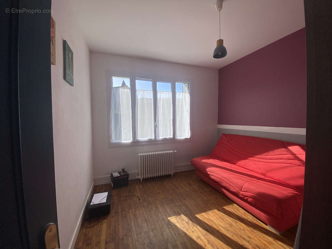 MAISON PLAIN-PIED, Centre Echiré, pièce à vivre, 3 chambres , jardin. - photo 9