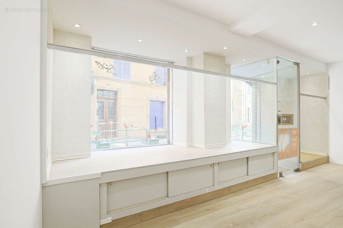 Commerce à SOLLIES-PONT