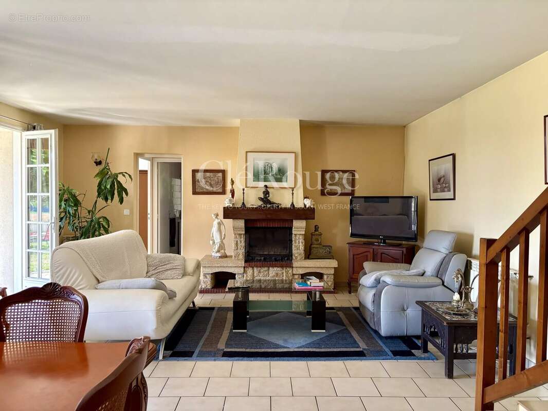 Proche de Tombebœuf – Superbe propriété de 6 chambres avec vues panoramiques, piscine et logement indépendant - photo 3