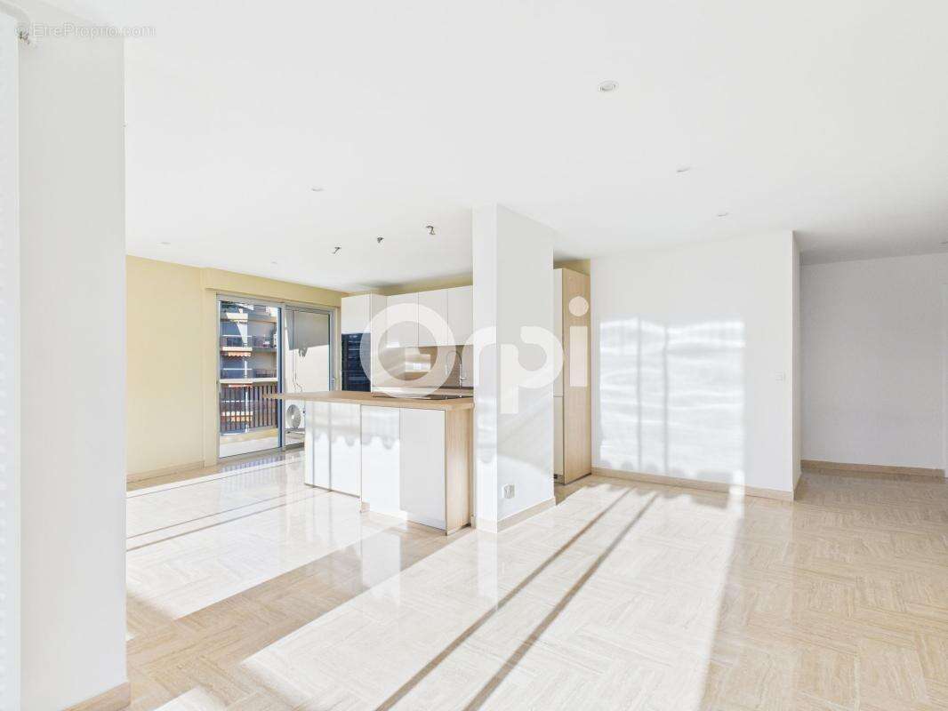 Cannes marina - renove - etage eleve - t4 traversant - orientation sud ouest nord - photo 5