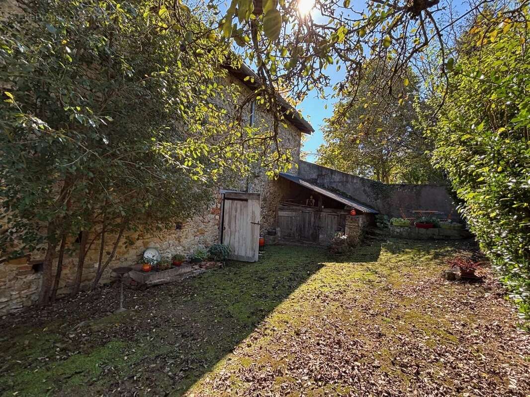 Maison à MONTBRUN-BOCAGE