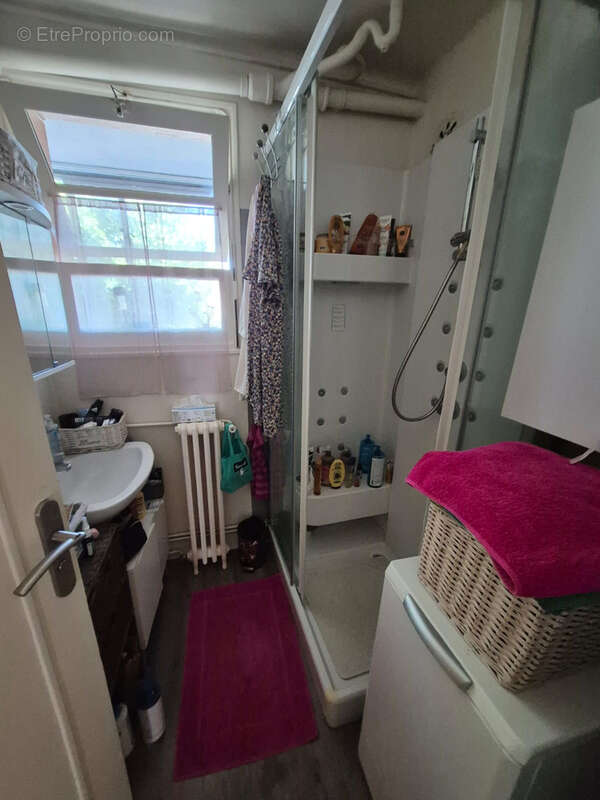 Investissement locatif sécurisé   Grand T3 de 69 m2 avec loggia, parking, cave et grenier, dans le BOUCHON de - photo 5