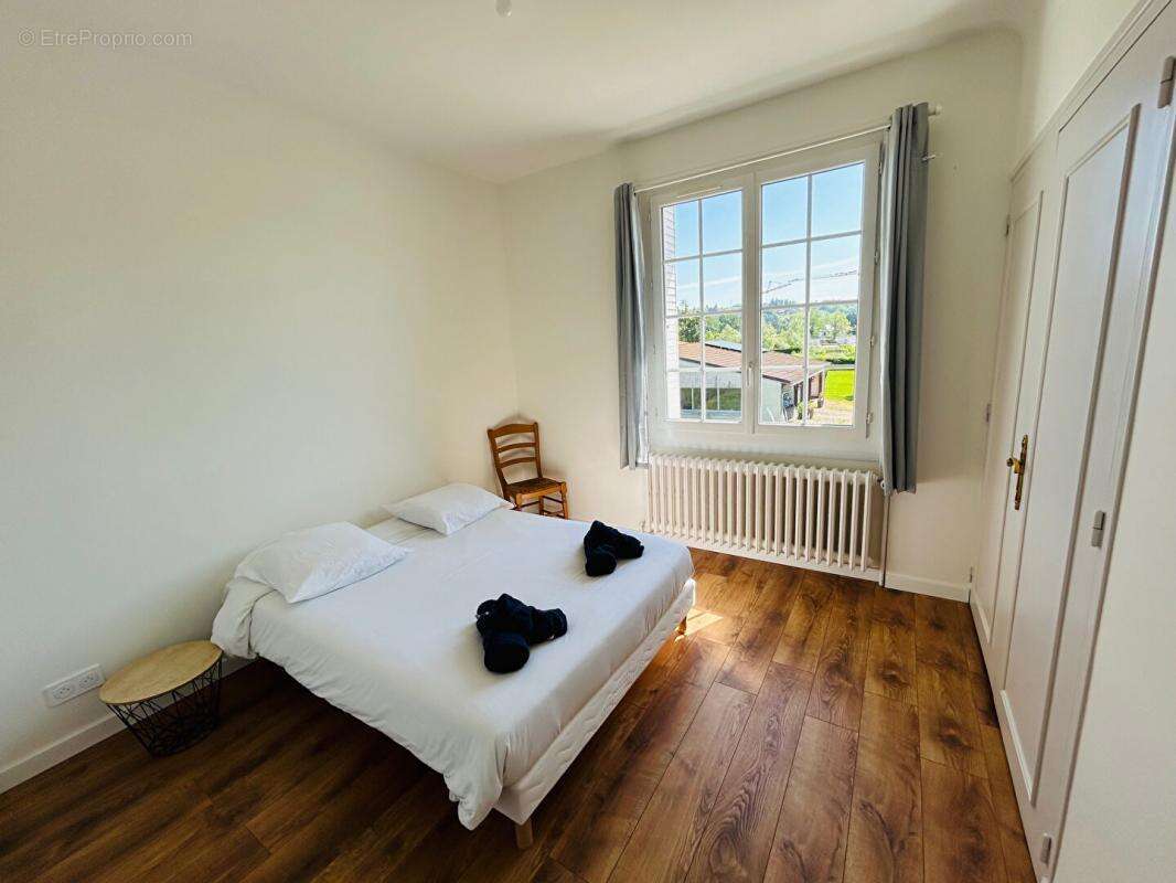 Maison à CREUZIER-LE-VIEUX