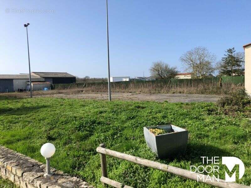 Commerce à SAINTE-SOULLE