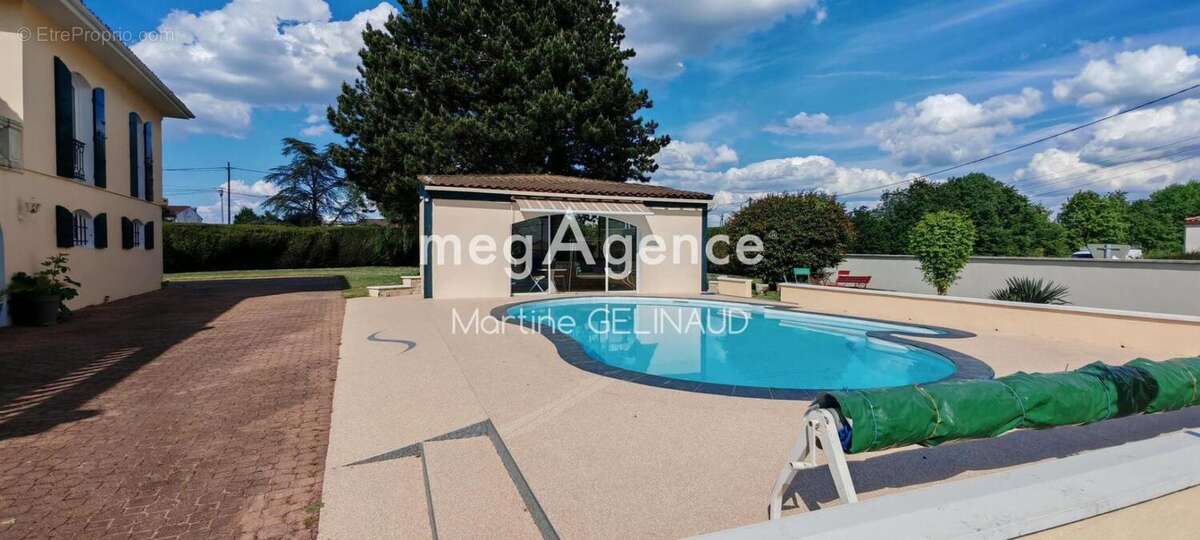 Maison 217 m² à Saintes  - photo 10