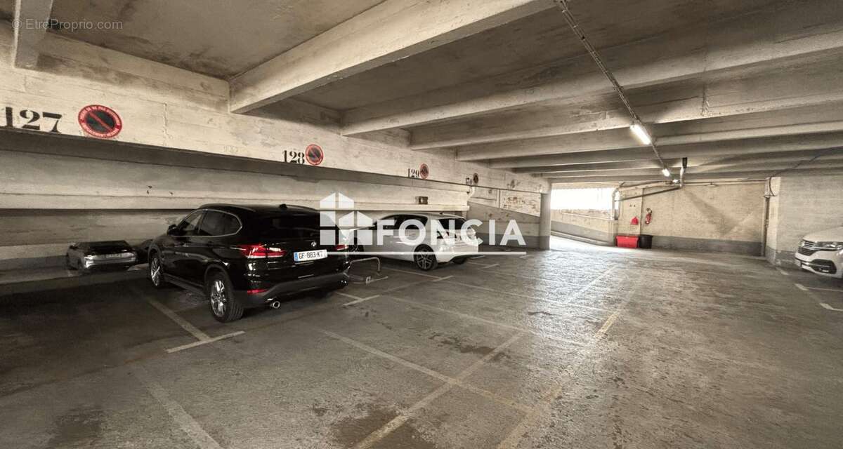Parking à PARIS-15E