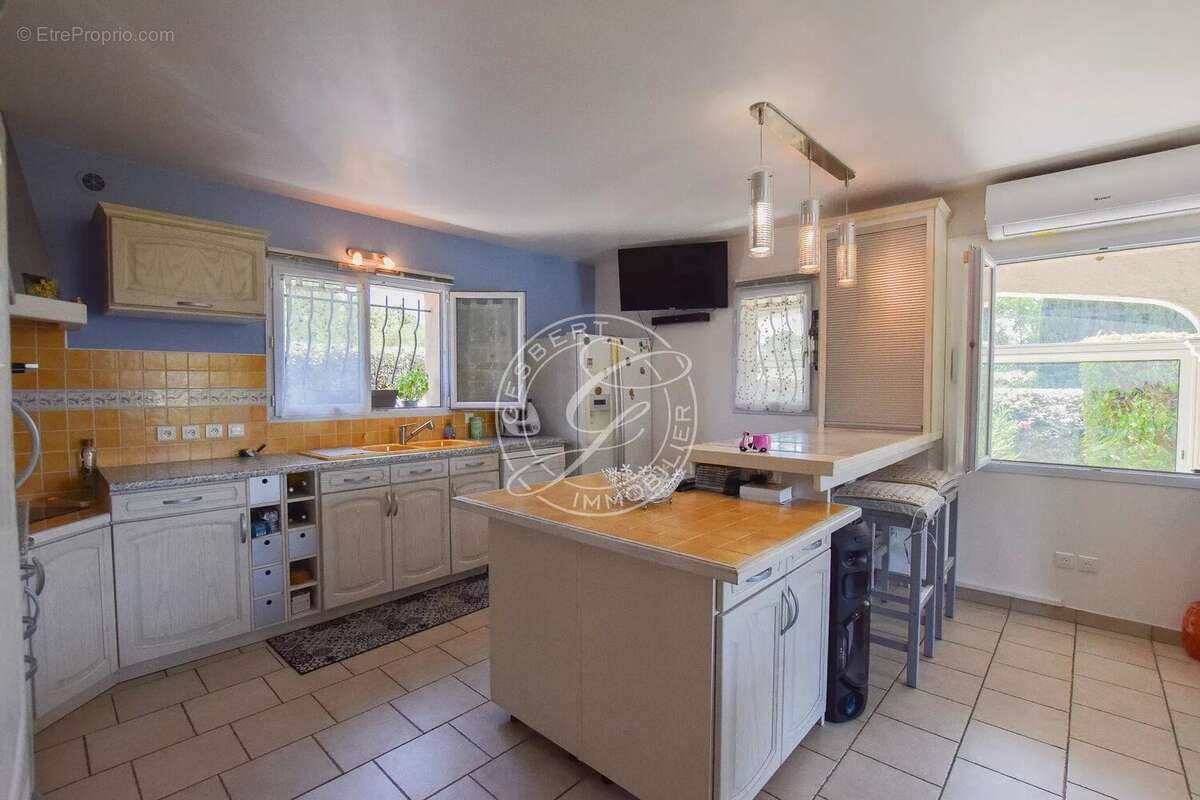 A vendre flayosc - maison a pied au village 3 chambres avec piscine et garage au calme absolu - photo 7