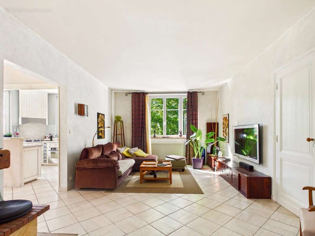 Superbe propriété en bord de rivière avec piscine à débordement et accès privé - photo 3