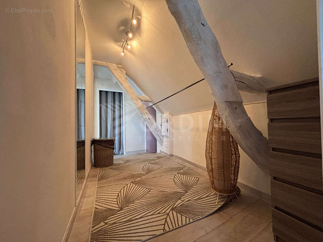 Maison à CRUZY-LE-CHATEL