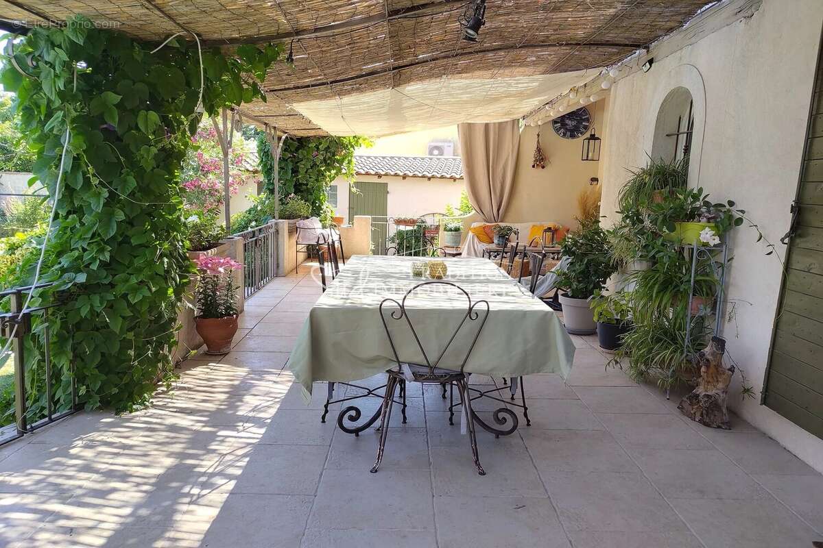 Maison à MOURIES