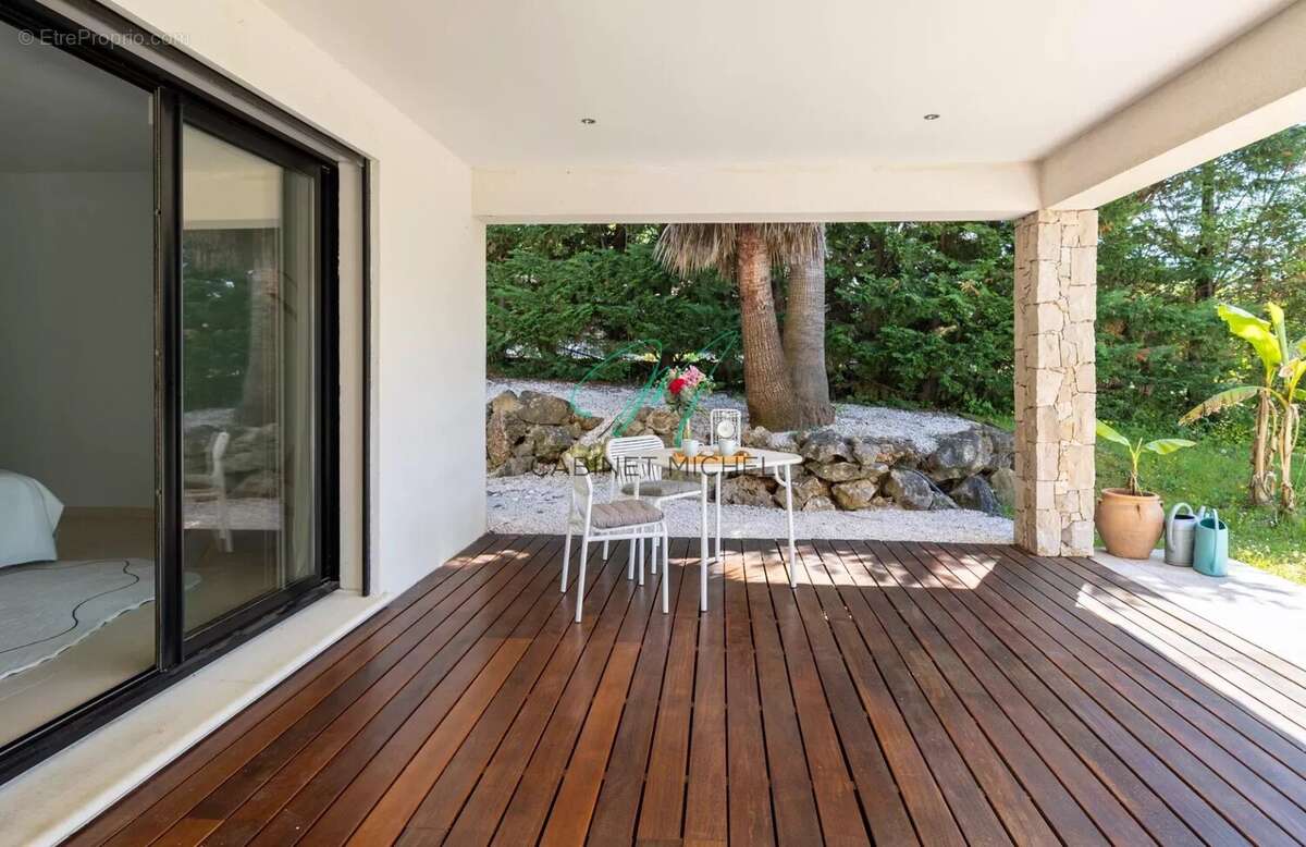 Maison à ROQUEFORT-LES-PINS