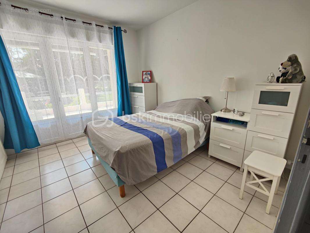 Nevian – maison de plain-pied de 130m² habitable – 4 chambres – salon avec toit cathédrale – séjour très lumineux avec cheminée  - photo 13