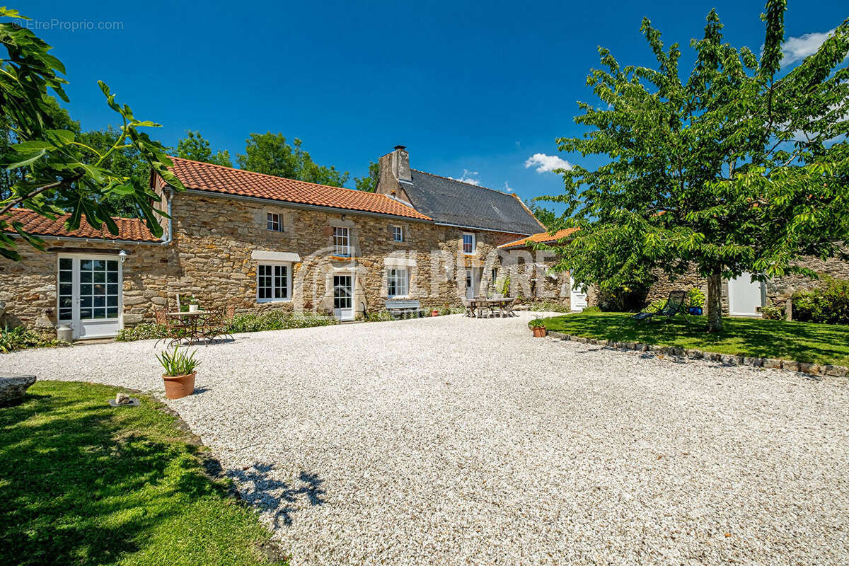 Maison à SAINT-ETIENNE-DE-MONTLUC