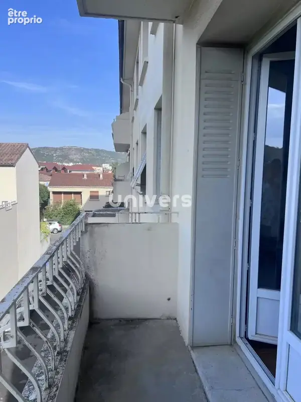 Appartement - T4  avec 2 balcons - GARAGE ET CAVE - photo 4