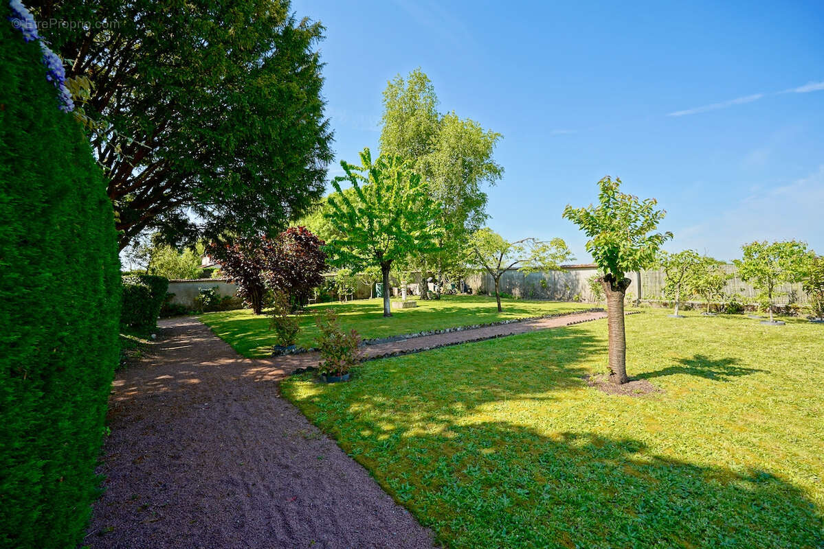 Maison à LA CHAPELLE-SAINT-LAURENT