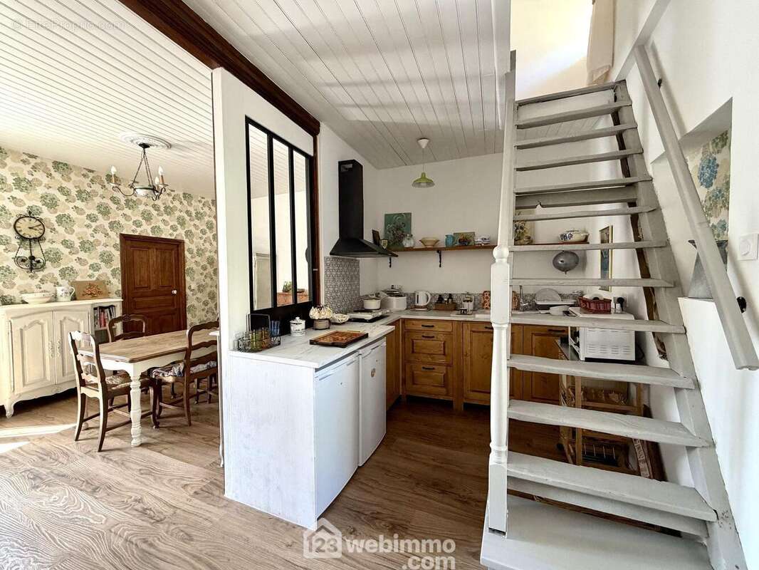 Cuisine / salle à manger de 15 m2 avec cheminée - Maison à SILVARECCIO