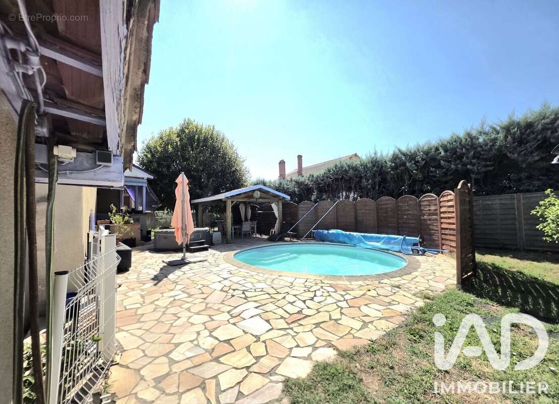 Maison 225 m² à Saint-Marcellin-En-Forez  - photo 8