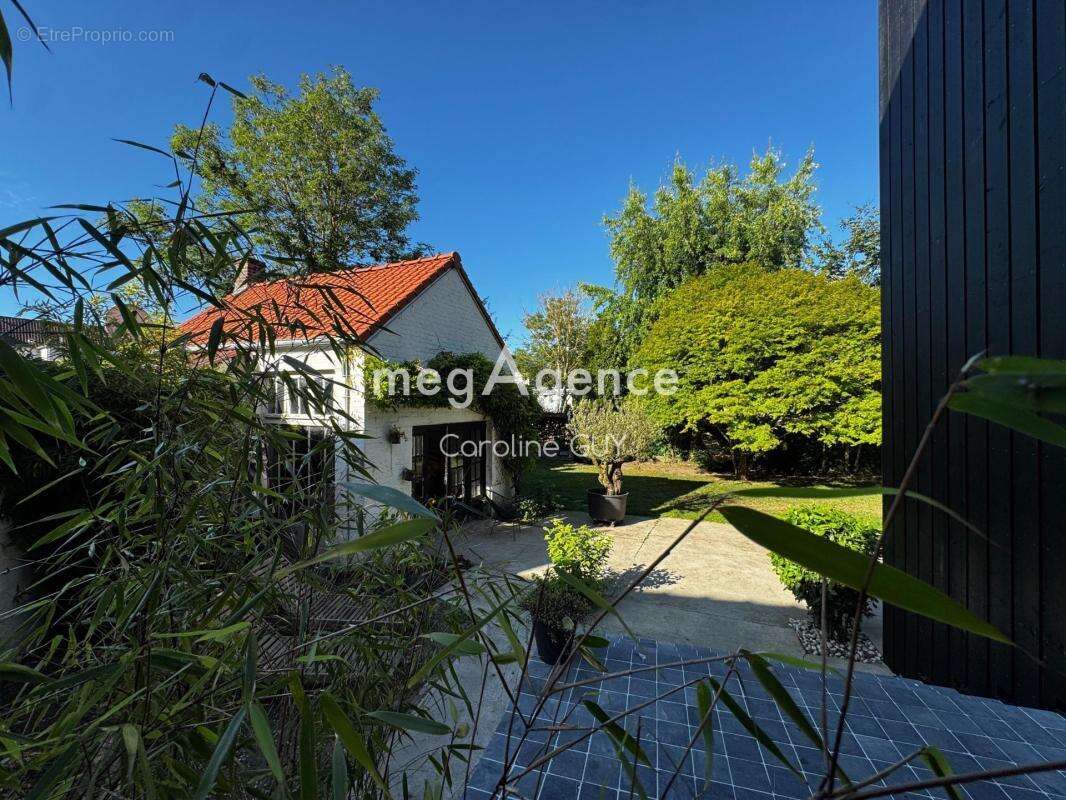 Très belle maison de ville, de 166m2, 5 chambres, jardin et dépendance - photo 11
