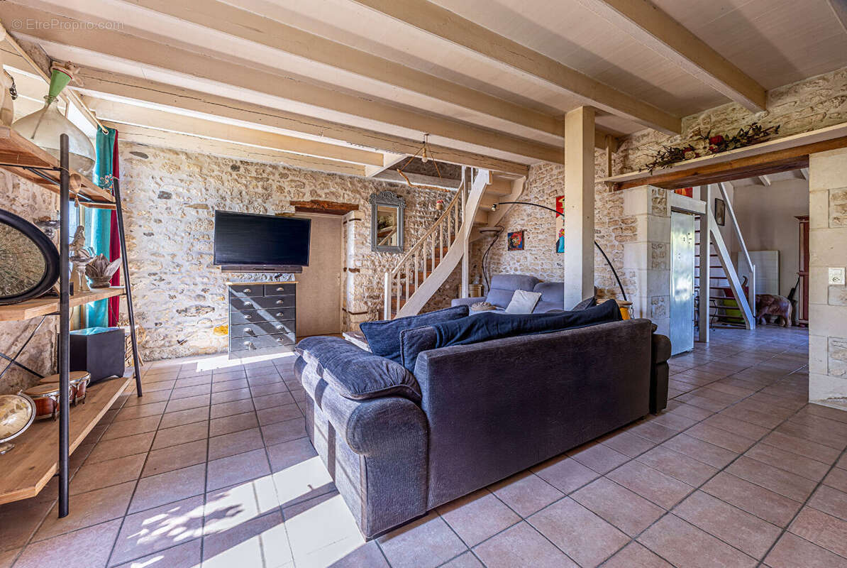 Maison et studio locatif - superbe charentaise avec pierres apparentes - photo 6