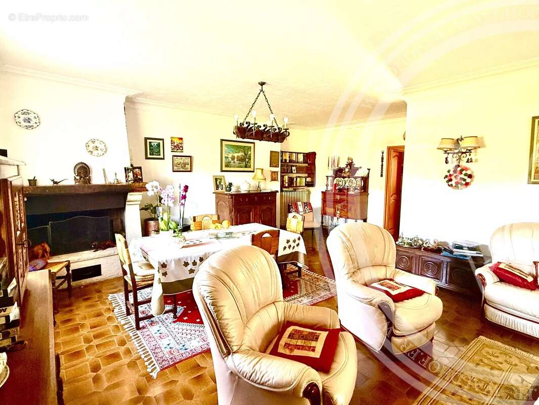 Appartement à CHATEAUNEUF-GRASSE