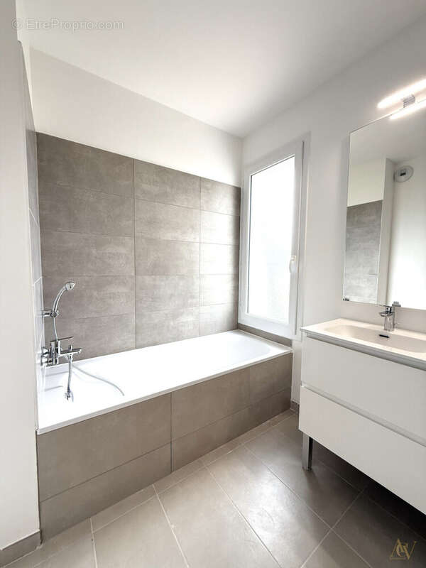OFFRES EXCLUSIVES sur ce T3 de 65 m² avec terrasse et vue dégagée sur Grimaud à Cogolin 4 - Appartement à COGOLIN