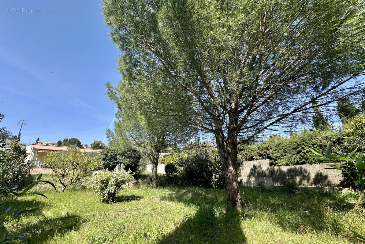 Terrain à CARNOUX-EN-PROVENCE