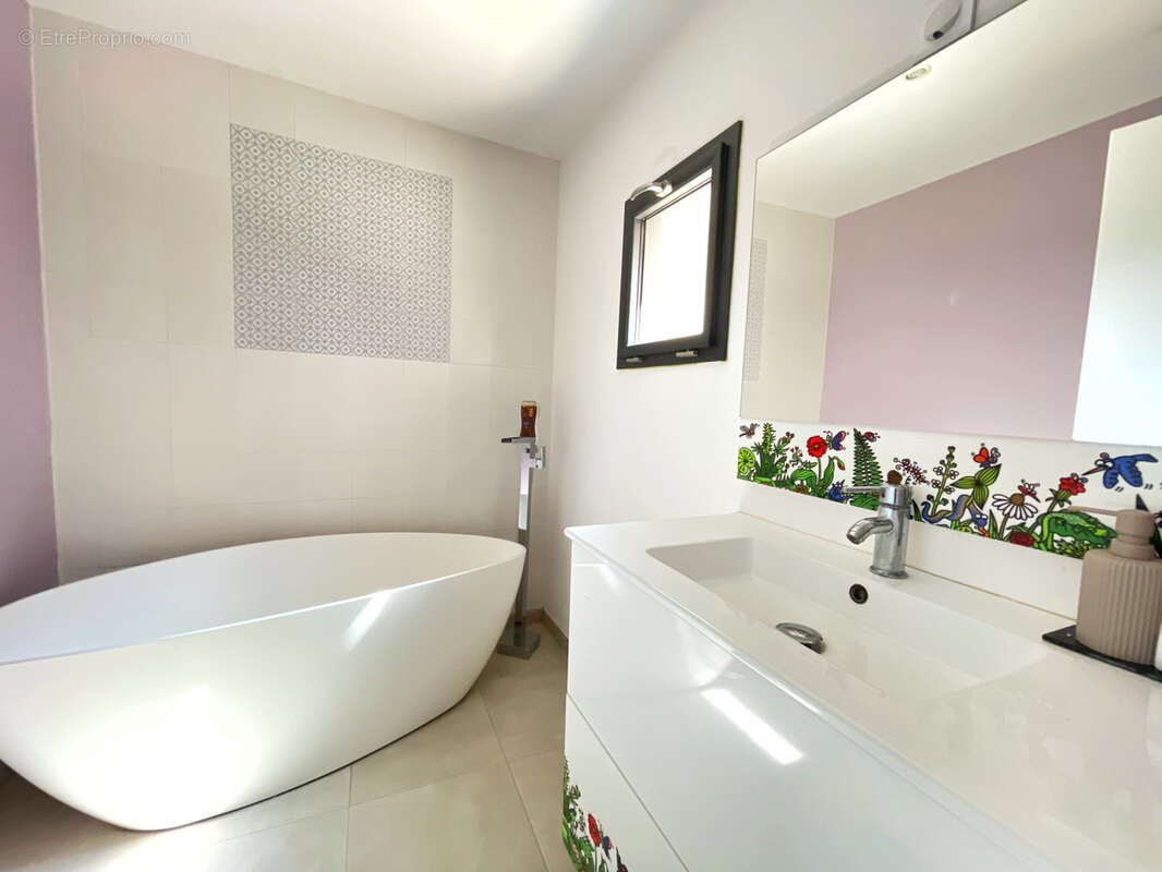 Villa contemporaine d'exception à deux pas du cœur de Vourles - photo 18