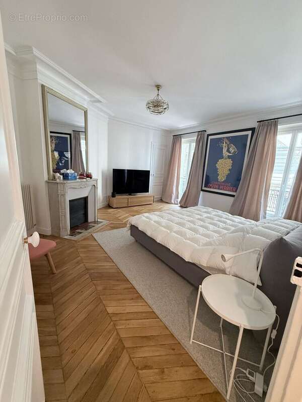 Appartement à PARIS-8E