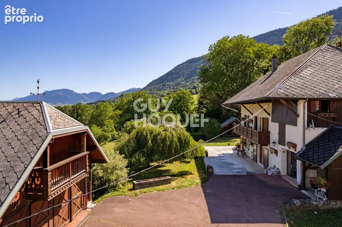 Maison de caractère de 228,4 m² - DPE E - Six chambres, dépendances et vue sur les montagnes - photo 1