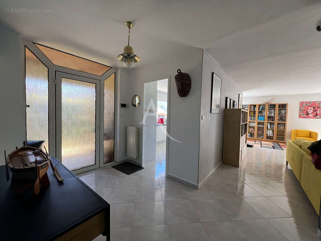 Maison Fabrègues 195 m² avec T2 indépendant de 62 m² - Garage de 60 m²-Grand terrain - photo 8