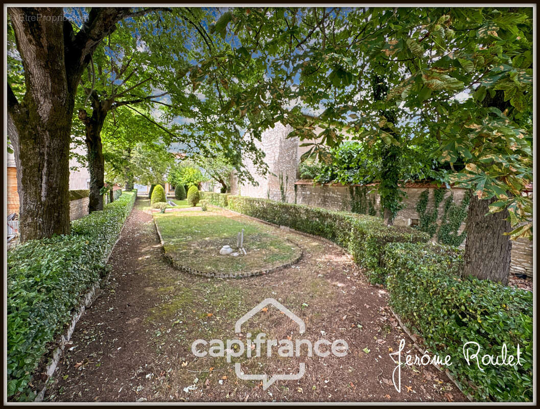Hyper centre Neuville-de-Poitou – Maison de caractère 305 m² – Jardin, garages et fort potentiel - photo 6