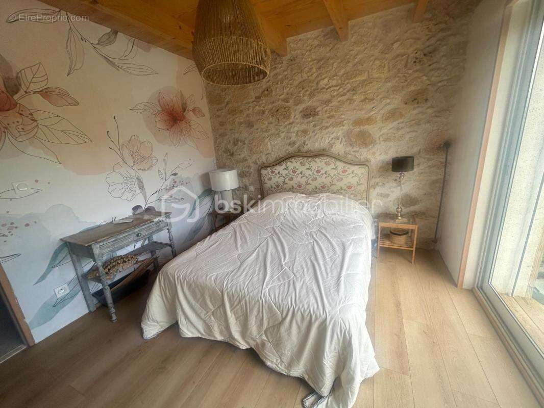 Superbe maison rénovée en pierres - 3/4 chambres- vue - piscine - dependances - photo 7
