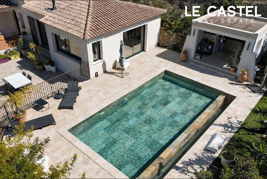 Maison à CEYRESTE