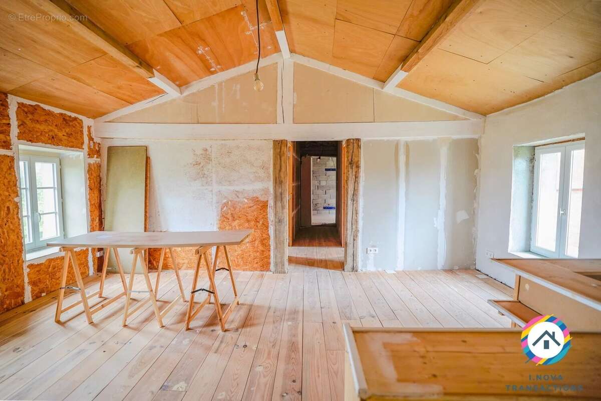 Charme, volume et vue campagne. Ancienne grange en pierre de 160m² - photo 17
