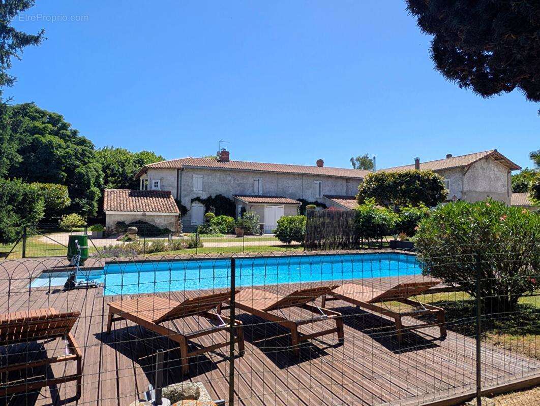 Propriété avec Maison de Maître, Maison Annexe et Maison de Gardien sur parc de 1,5 hectare - photo 4