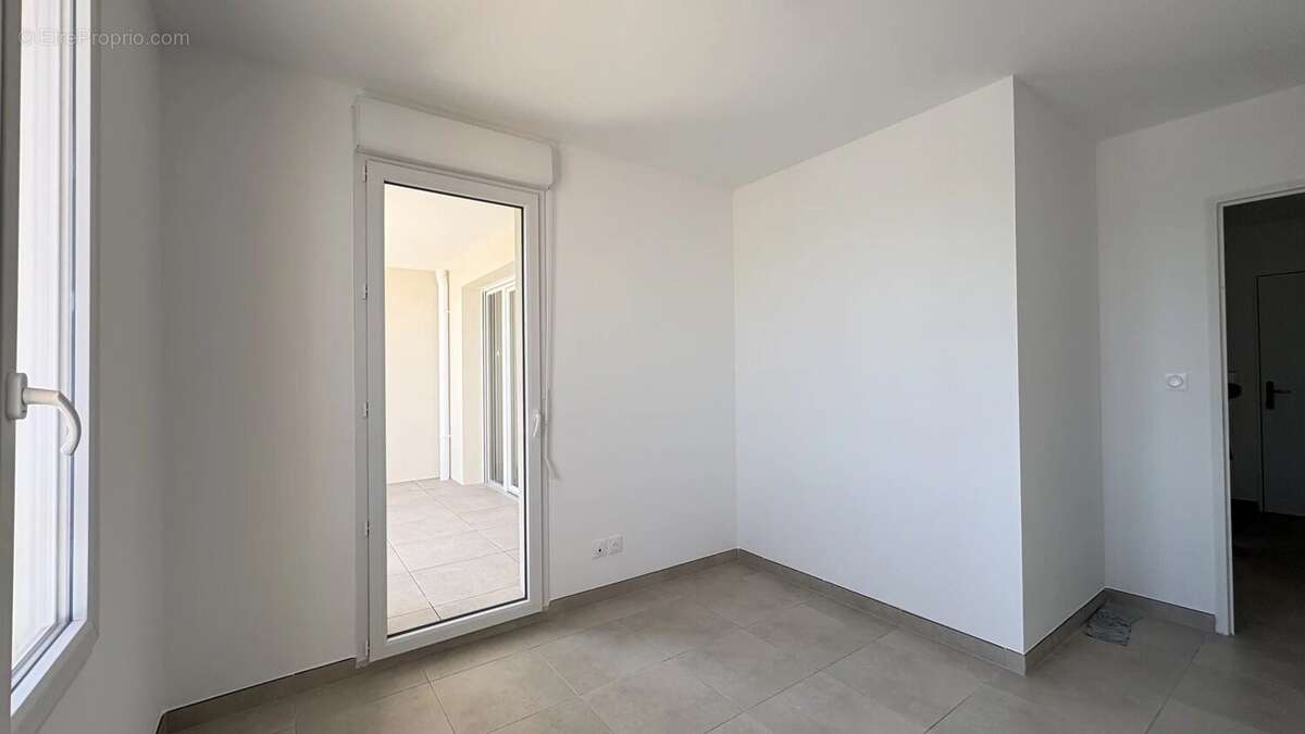 Appartement Type 3  Etat Neuf avec vue mer et port – Terrasse, parking, résidence sécurisée – Port-de-Bouc - photo 15