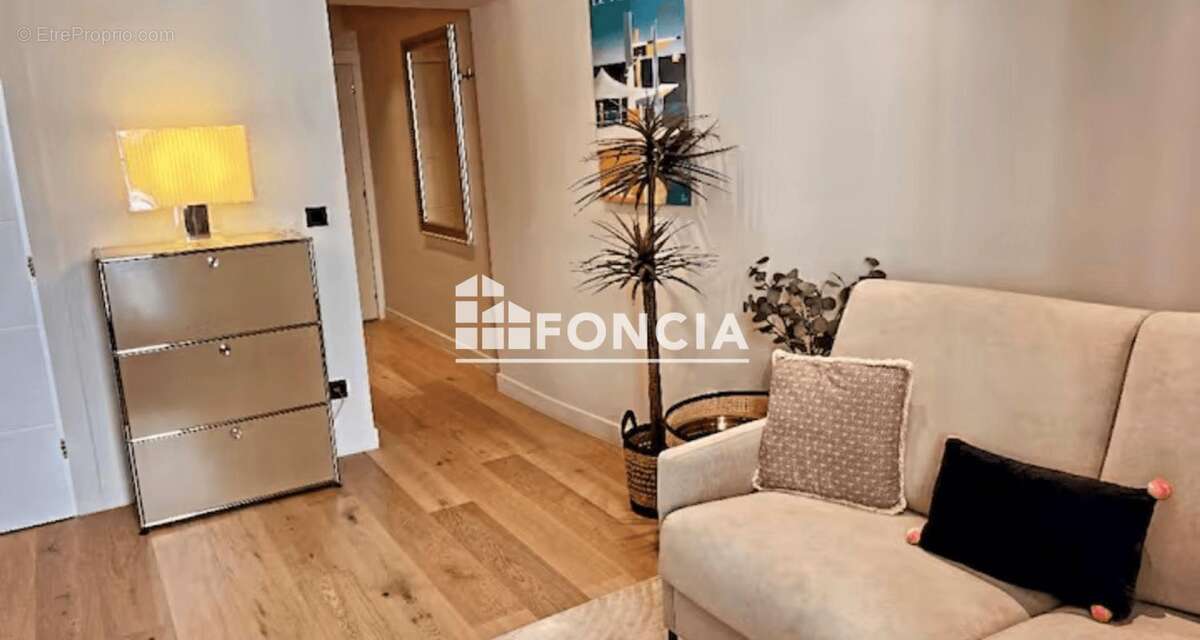 Nice carre d'or liberte 2p 26m² renove avec balcon - photo 4