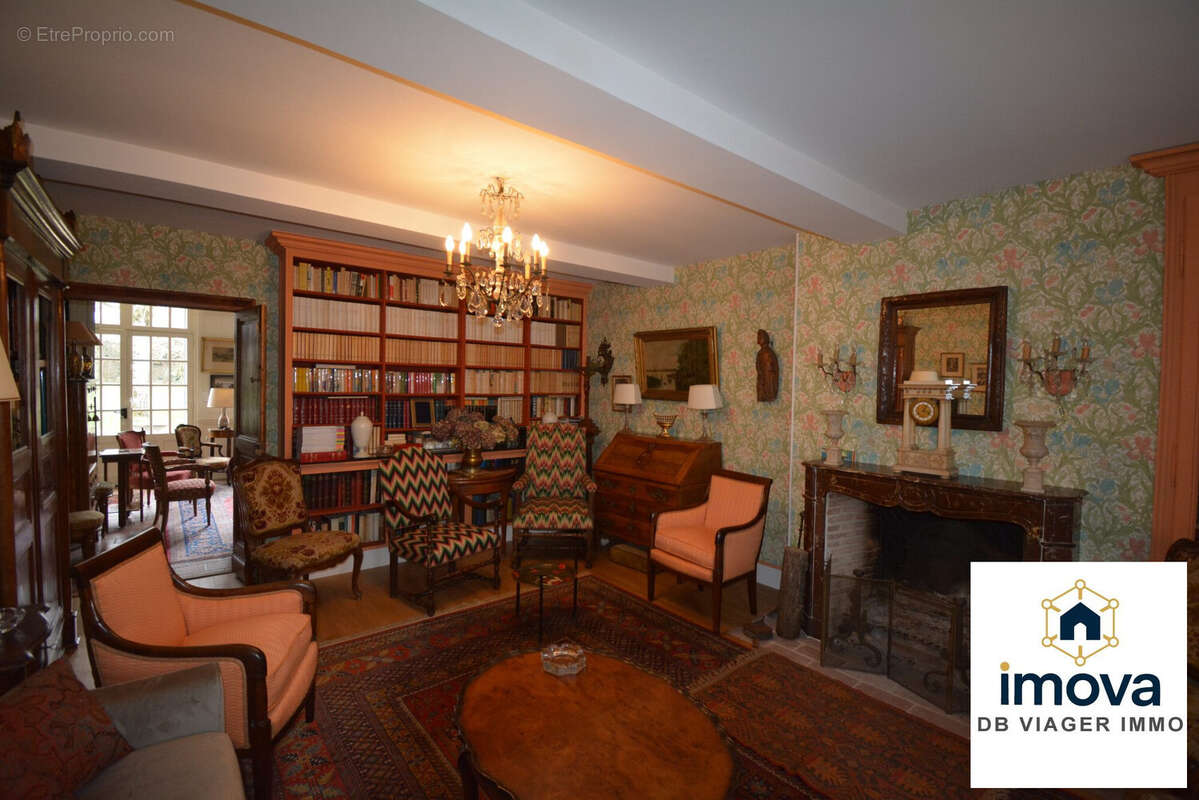 Bibliothèque - Maison à COSNE-D'ALLIER