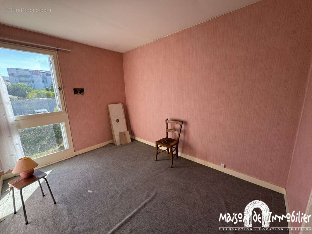 A vendre à COGNAC - Maison atypique de 4 pièces avec deux garages et jardin. - photo 7