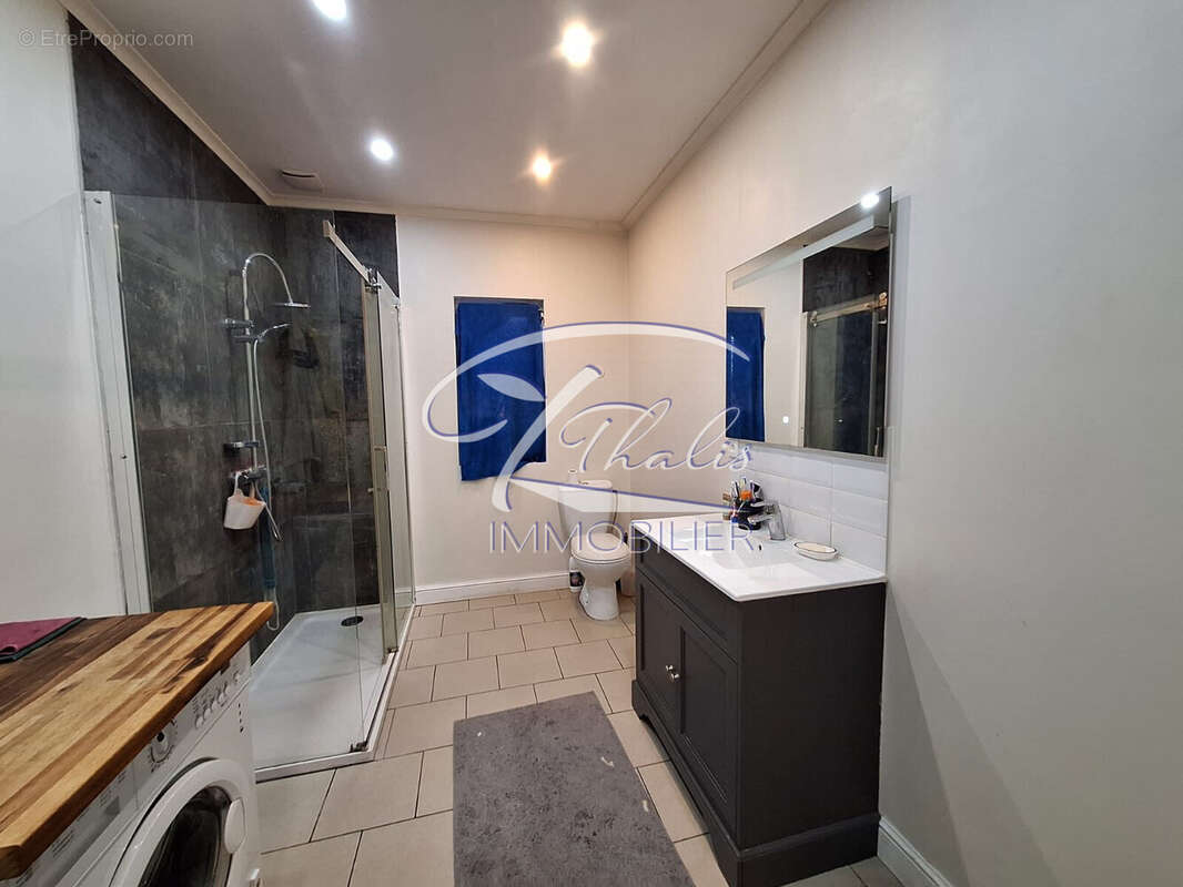 Maison 140 m² à Bourg  - photo 6