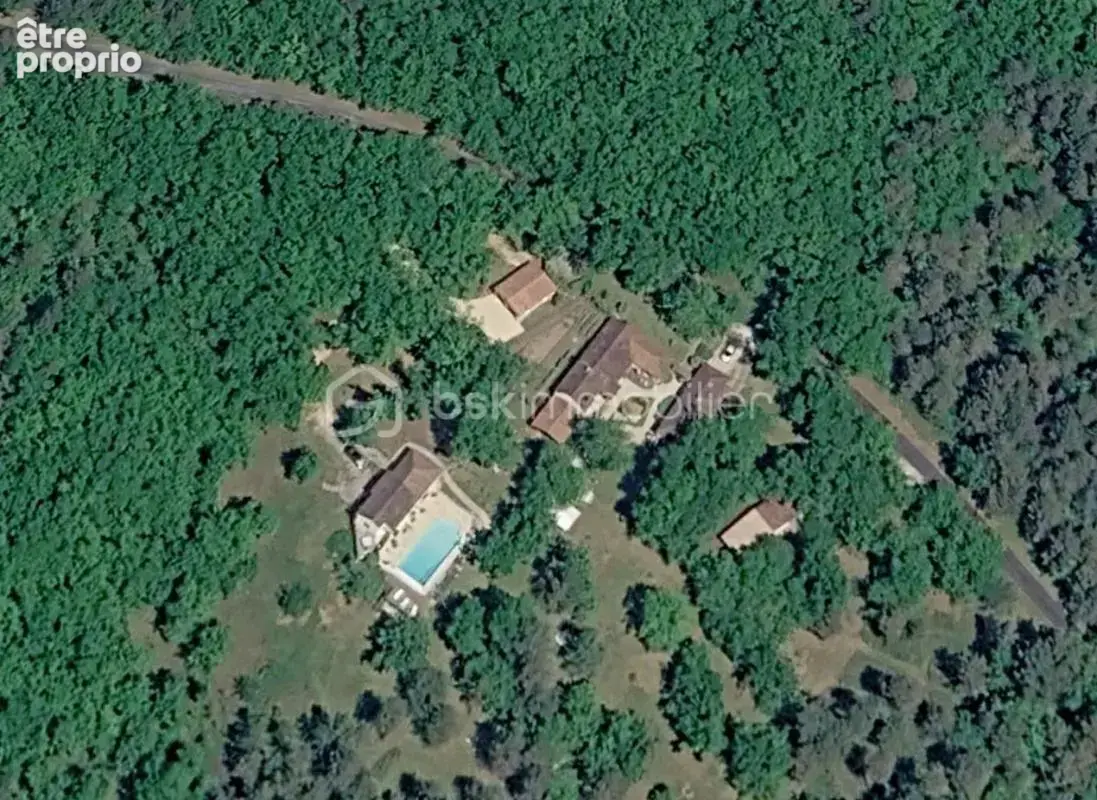 Propriété d’exception avec gîtes de 8 hectares au cœur du Périgord Noir avec vue sur les bois environnants - photo 2