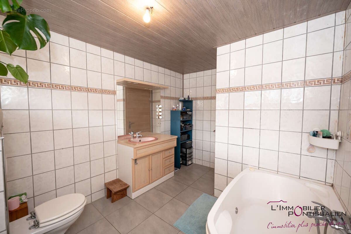 Maison de caractere offrant de beaux volumes - photo 15