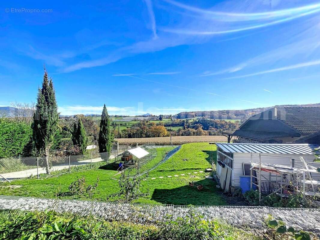 MAISON_calme_jardin_Monnetier-Mornex_lumineux_grande_luminosité_magnifique_très_belle_prestations__proche_frontière_suisse_genève_ceva_volumes_exterieur_séjour_jardin_vue_cuisine_chambre_1_chambre_2_sdb_douche_extérieur_ - Maison à MONNETIER-MORNEX
